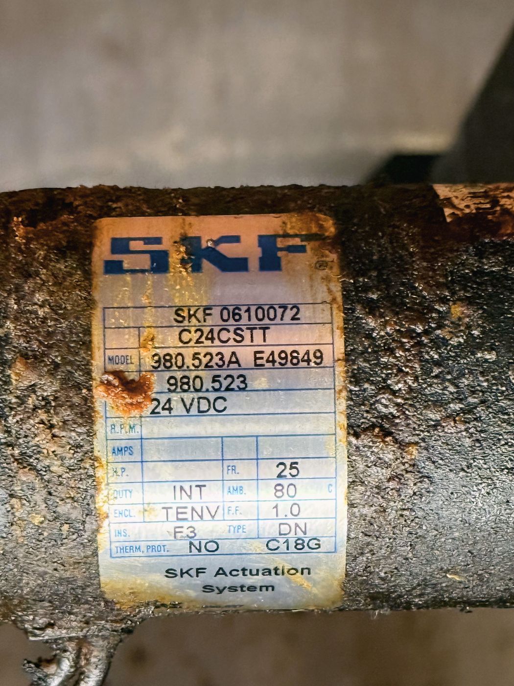 The tilt actuator’s own plate: 24 volts DC. That is what the failed supply was meant to deliver